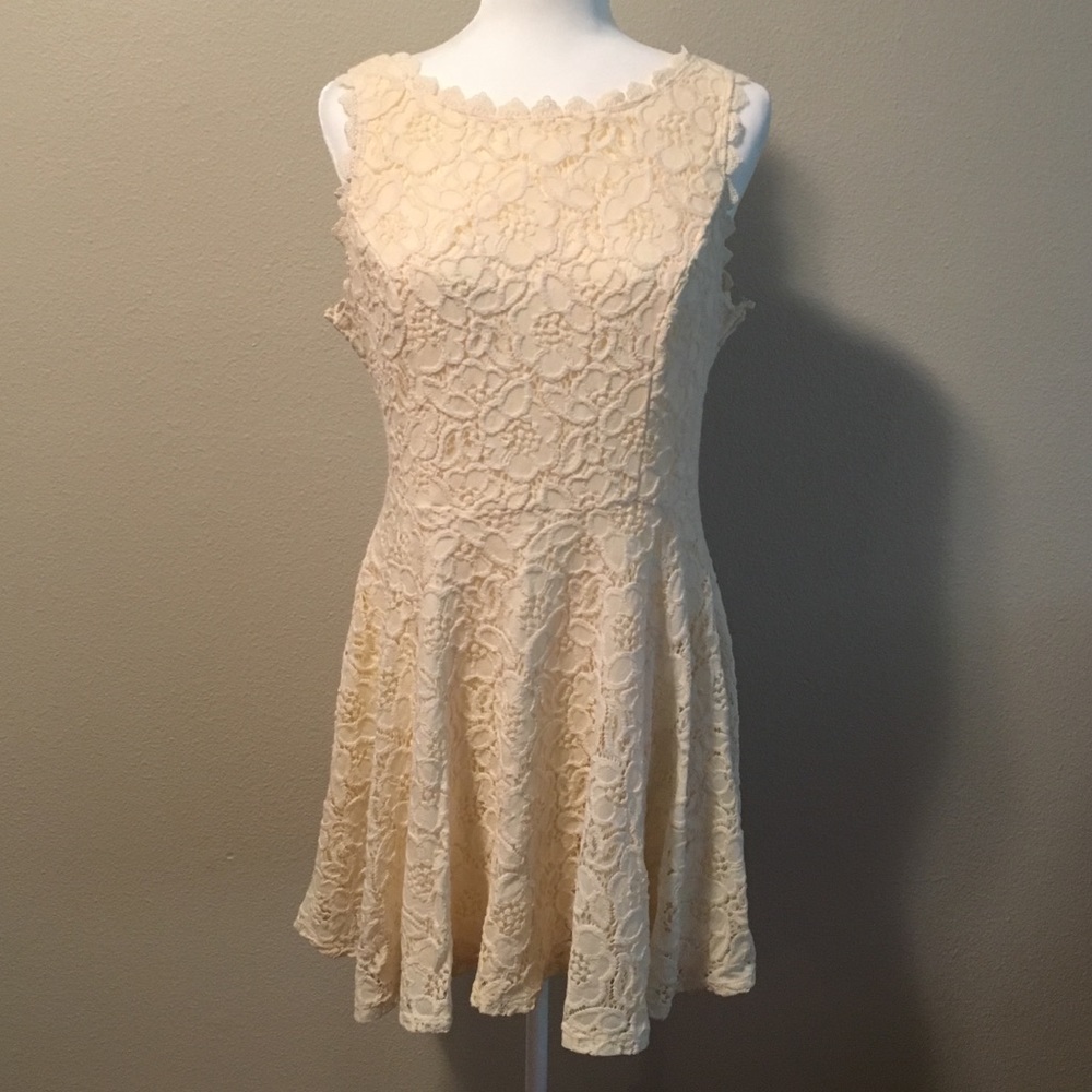 CITY TRIANGLES | Lace Dress